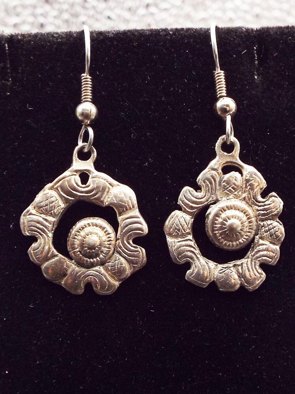 ARTISANAL SILVER STRANGE CONCENTRIC CIRCLE IN THISTLE SHAPE EARRINGS 42